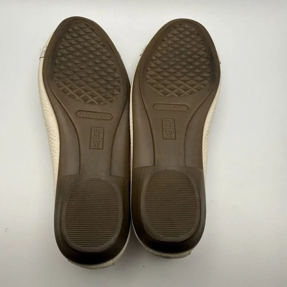 Aerosoles Big Bet Cream Loafers Ballet Flats Gold Buckle Sz 6 1/2 M Comfortable